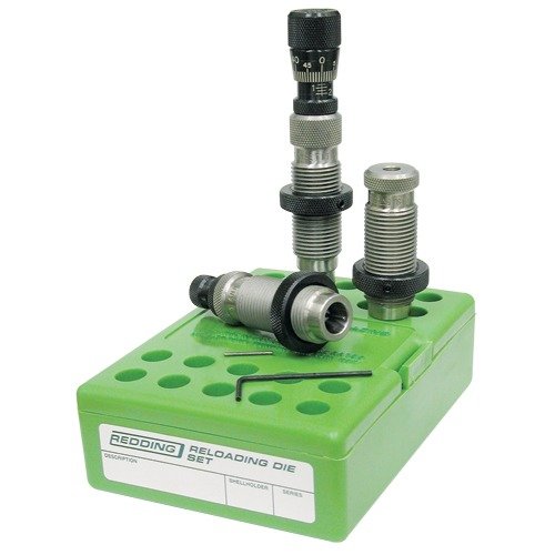 Das Redding National Match Die Set bietet dir eine Full Length Sizing Die, Taper Crimp Die und Competition Bullet Seater für präzise Ergebnisse beim Schießen.