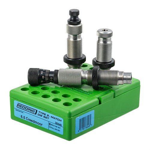 Das TYPE S Match Bushing Neck Die Set für 6.5mm Creedmoor enthält eine Bushing Neck Sizing Die, Body Die und Competition Seating Die für präzises Nachladen.