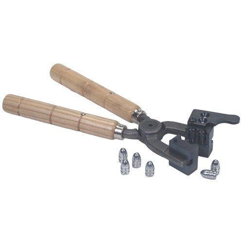 Die MOULD HANDLES von LYMAN bieten dir einen sicheren Griff für alle Lyman Single- und Double-Cavity Moulds. Die Holzgriffe isolieren vor Hitze und der robuste Metallrahmen sorgt für festen Halt.