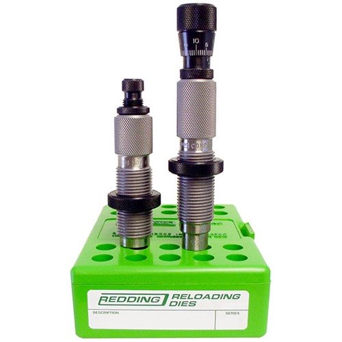 Mit dem MASTER HUNTER DIE SET 28 NOSLER von REDDING erhältst du präzise Ladewerkzeuge für konsistente Munition, die das Nachladen erleichtern und die Leistung maximieren.