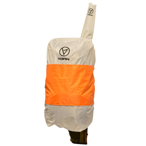 Die Vorn Snow Cover schützt deinen Rucksack im Schnee und bietet durch das orangefarbene Panel bessere Sichtbarkeit – ideal für die Jagd und kann als Regenhülle genutzt werden.