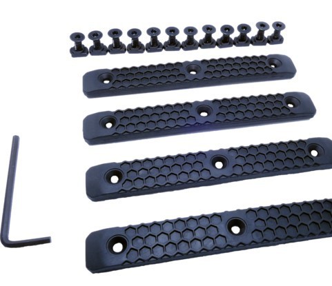 Die AlphaRailCover M-Lok 4er Set bietet optimalen Grip, schützt deine Rail und reduziert das Gewicht, perfekt für dein nächstes Shooting-Abenteuer!