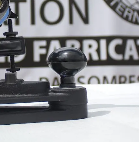 Der Ransom PLASTIC FOOTBALL KNOB bietet dir eine ergonomische Handhabung und verbesserte Kontrolle beim Schießen – perfekt für präzises Zielen und Komfort!