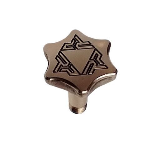 Upgrade deine Rossi 95 mit dem hochwertigen Takedown Screw aus poliertem Aluminium Bronze – langlebig, präzise und einfach zu bedienen.